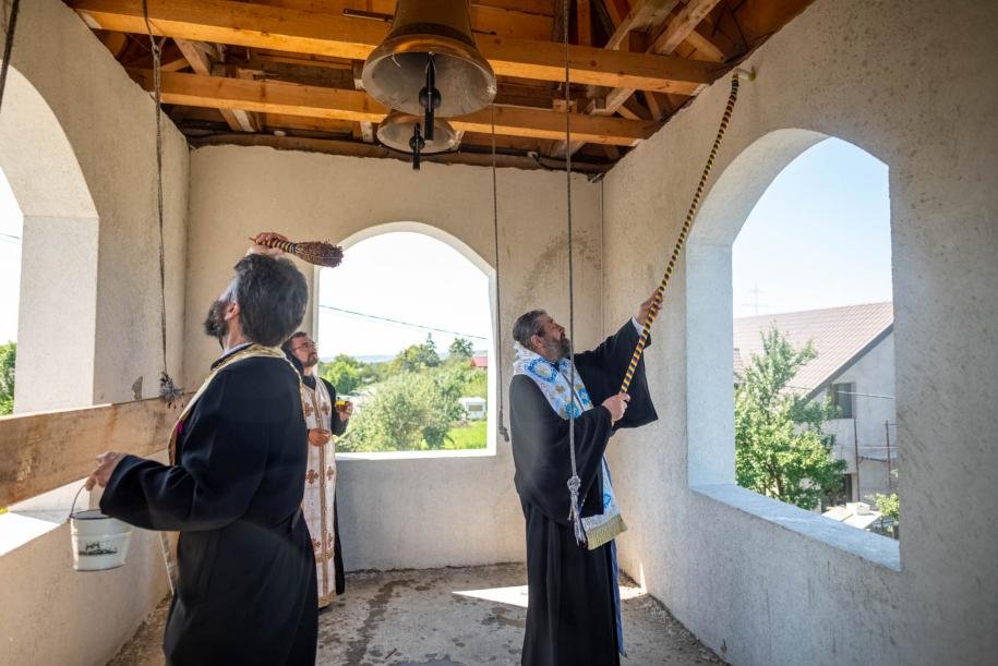 Liturghie arhierească și sfințire de clopotniță la parohia ieșeană Bordea 180141