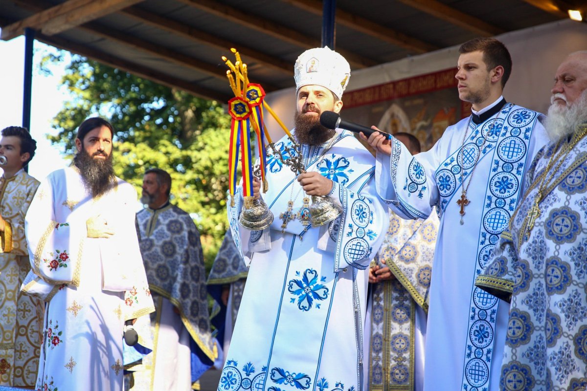Mii de credincioşi la sărbătoarea hramului de la Mănăstirea Nicula 180275
