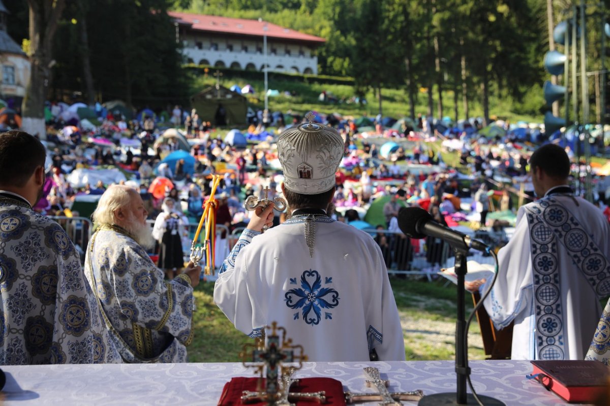 Mii de credincioşi la sărbătoarea hramului de la Mănăstirea Nicula 180280