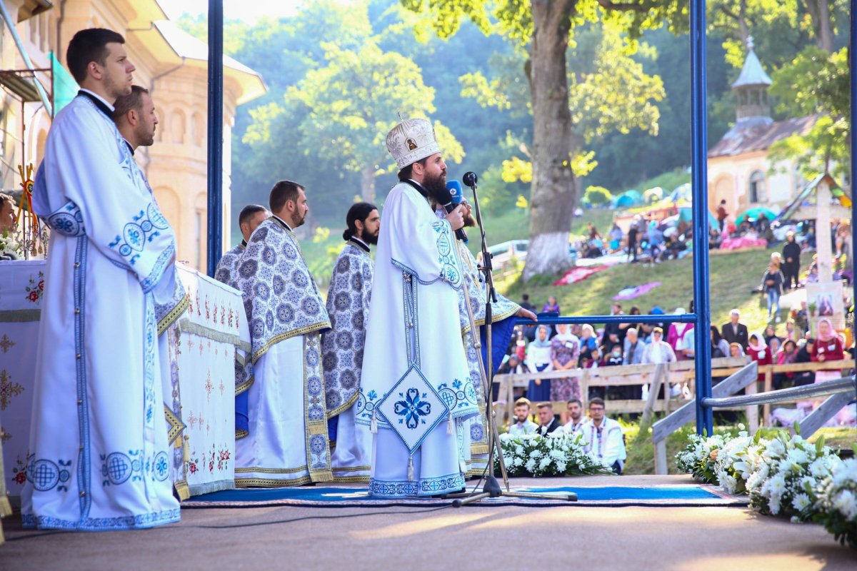 Mii de credincioşi la sărbătoarea hramului de la Mănăstirea Nicula 180283