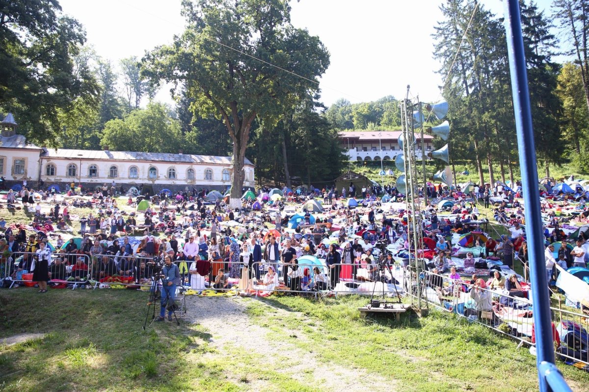 Mii de credincioşi la sărbătoarea hramului de la Mănăstirea Nicula 180285