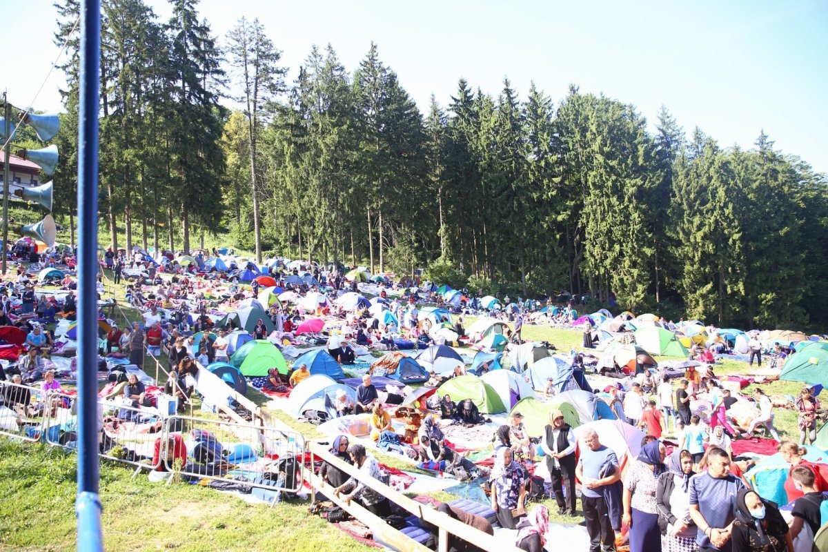 Mii de credincioşi la sărbătoarea hramului de la Mănăstirea Nicula 180286