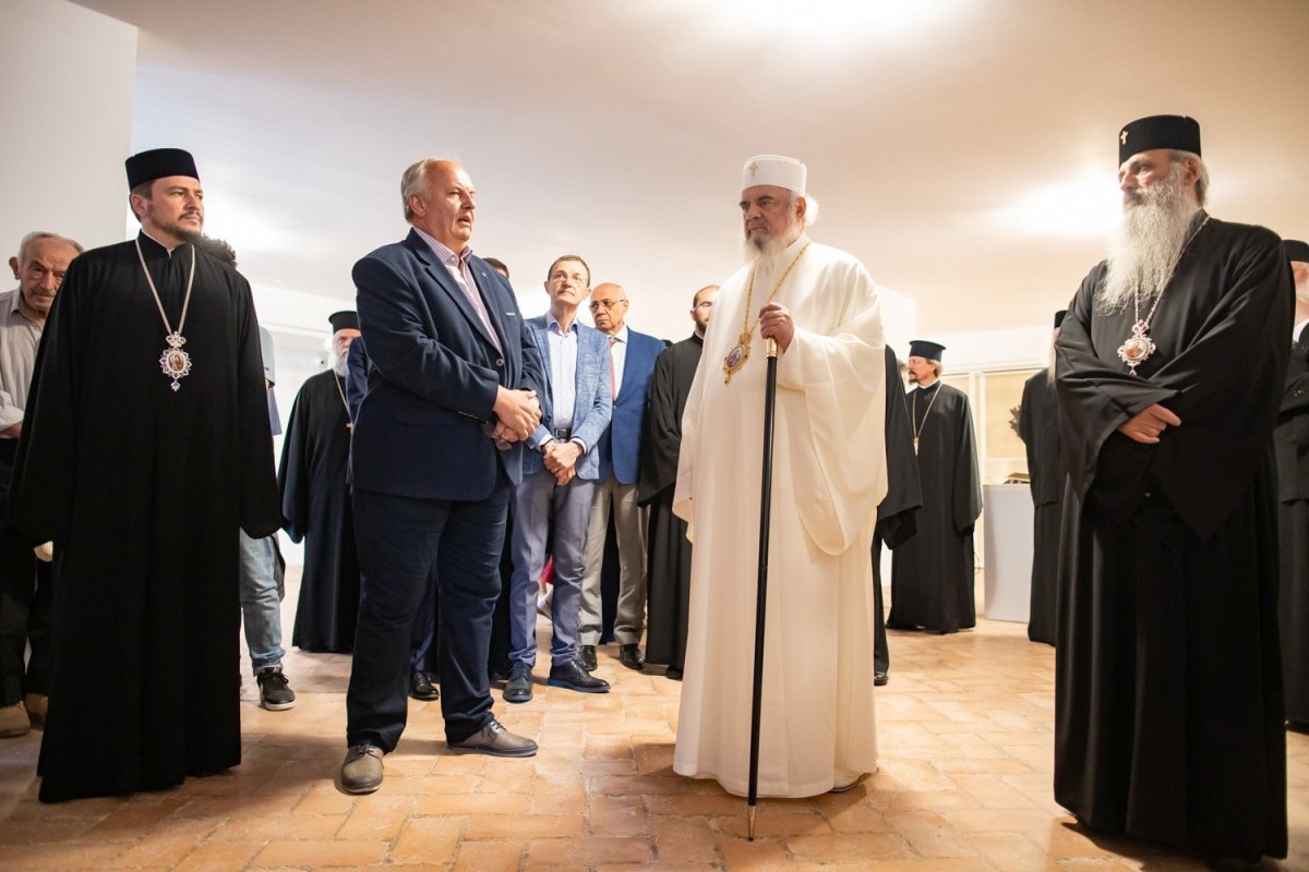 Patriarhul României a vizitat expoziția „Serbarea de la Putna - 150” 180443