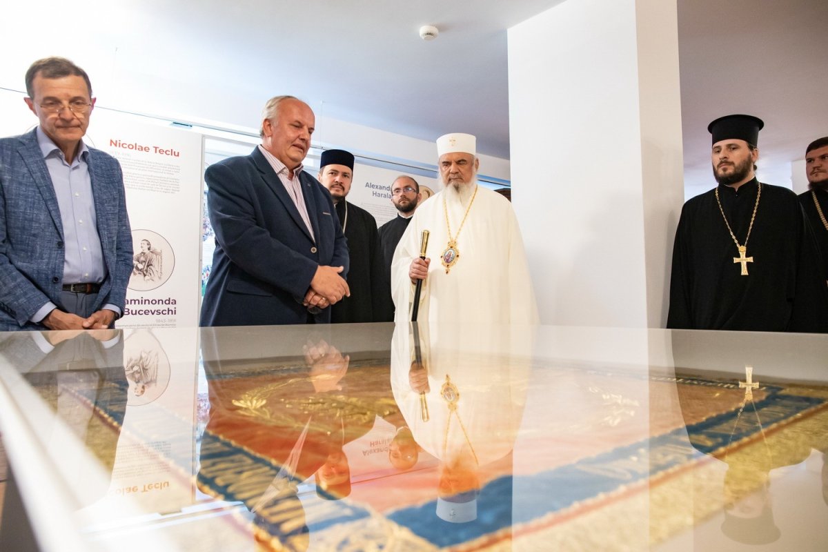 Patriarhul României a vizitat expoziția „Serbarea de la Putna - 150” 180444