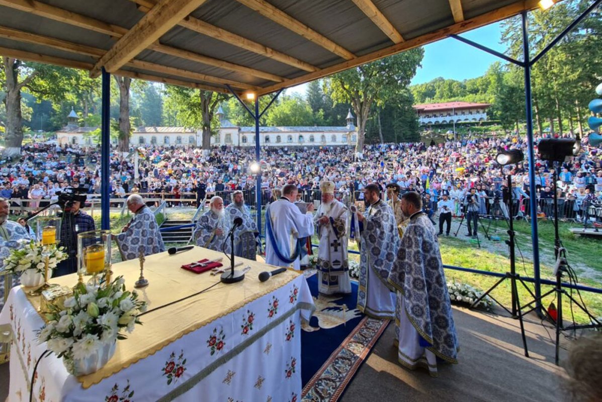 Hram la Mănăstirea „Adormirea Maicii Domnului” de la Nicula 180656