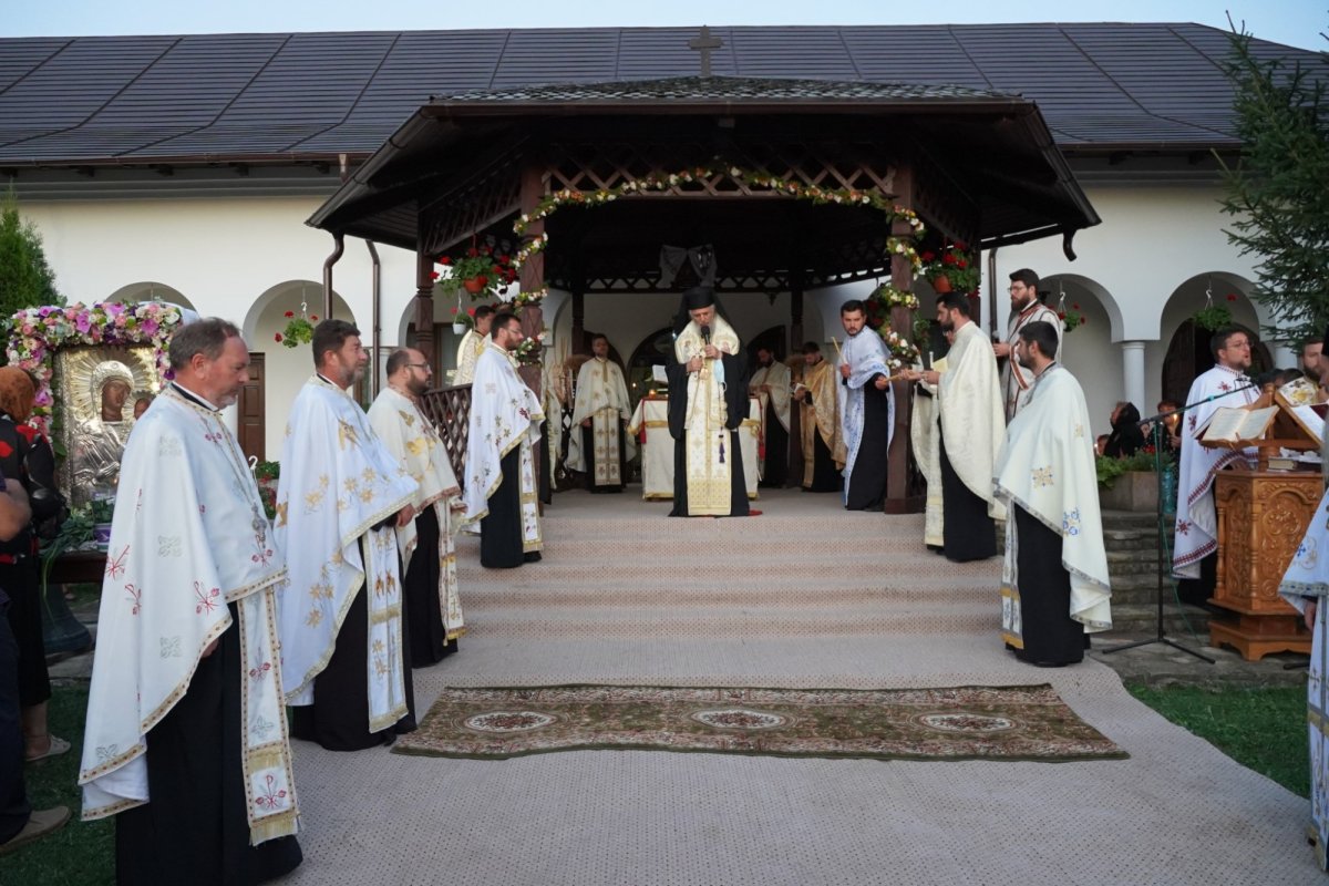Prohodul Maicii Domnului la Mănăstirea Adam din judeţul Galaţi 180522