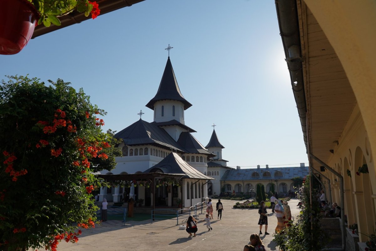 Sărbătoarea Adormirii Maicii Domnului la Mănăstirea Vladimireşti 180526