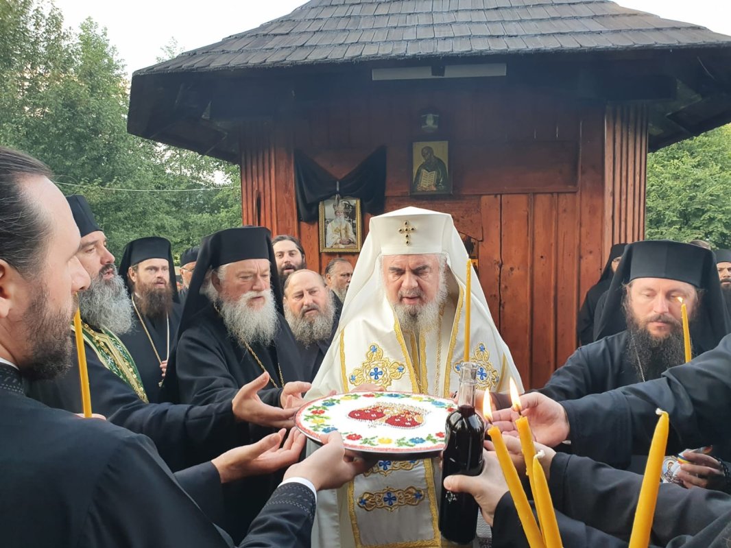 Slujbă de pomenire la mormântul Arhiepiscopului Pimen 180912