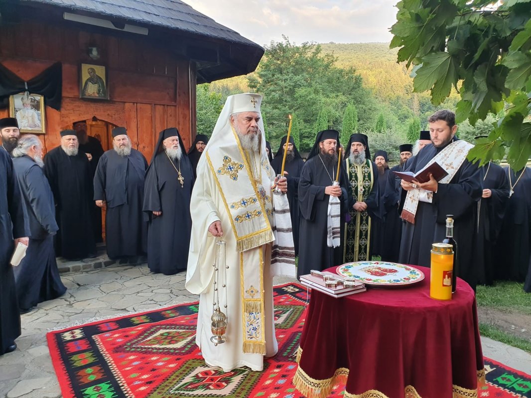 Slujbă de pomenire la mormântul Arhiepiscopului Pimen 180916