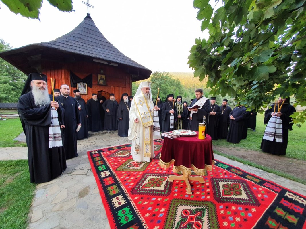 Slujbă de pomenire la mormântul Arhiepiscopului Pimen 180920