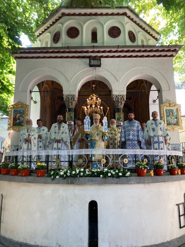 Buchet de cinstiri aduse Maicii Domnului la mănăstiri arădene  180936