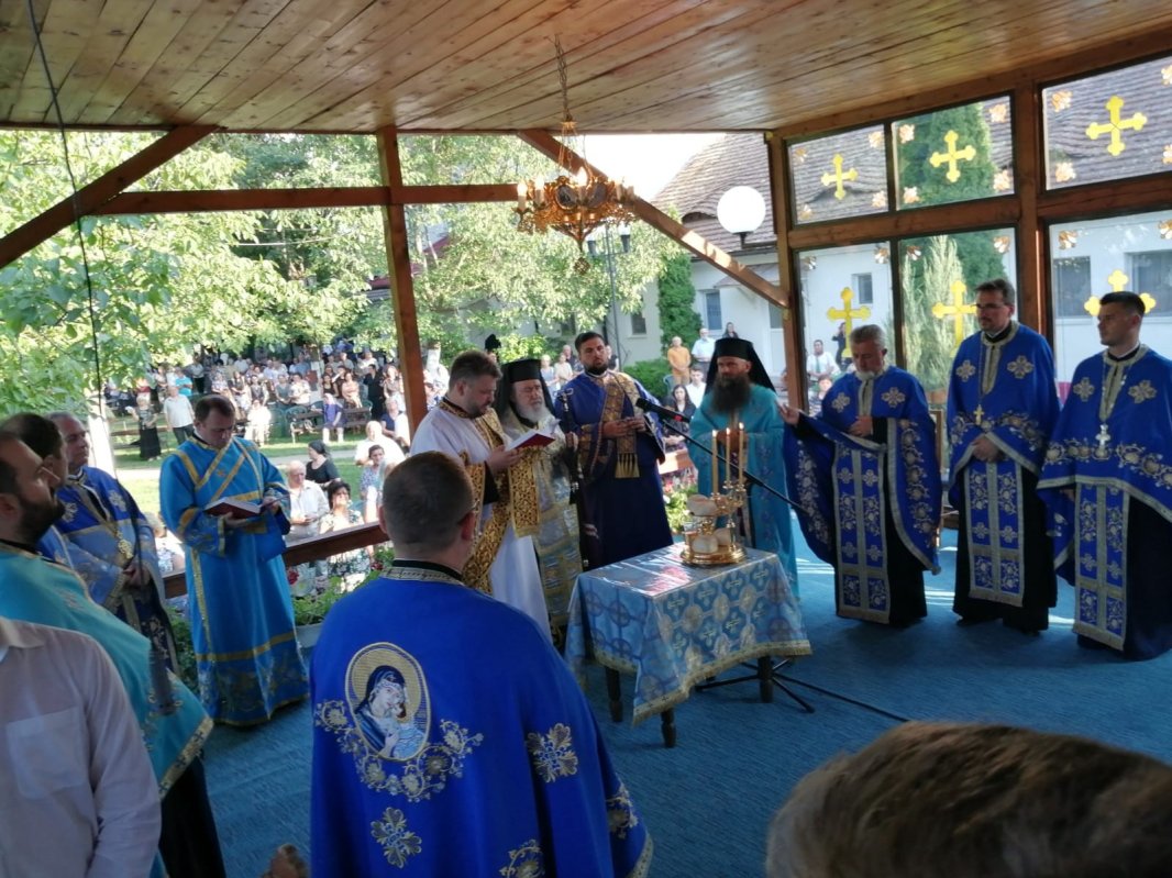 Buchet de cinstiri aduse Maicii Domnului la mănăstiri arădene  180937