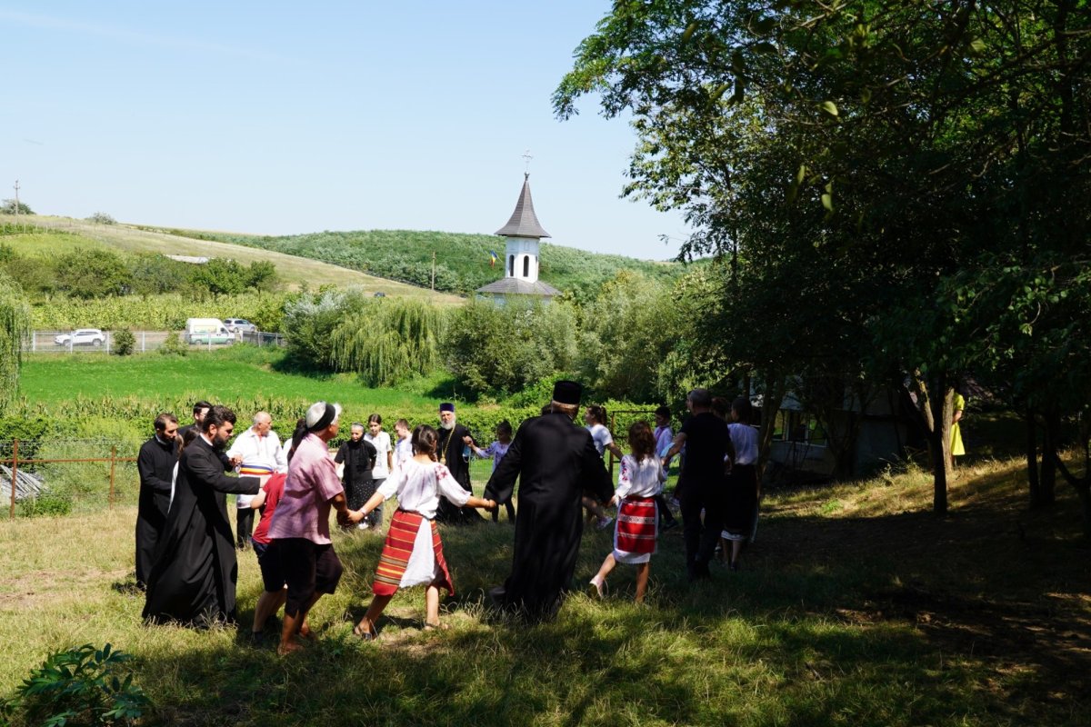 Hramul Mănăstirii Cârlomăneşti din judeţul Galaţi 181048