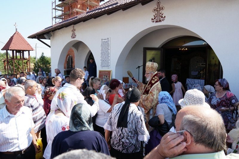 Hramul unei parohii din Mioveni, județul Argeș  181064