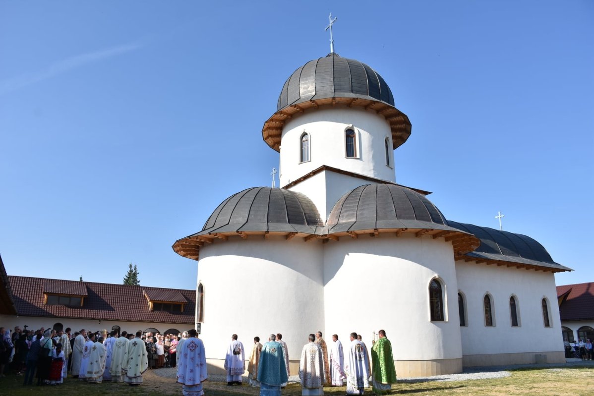 Sfințirea bisericii Mănăstirii „Crucea Iancului” de la Mărișel 181152