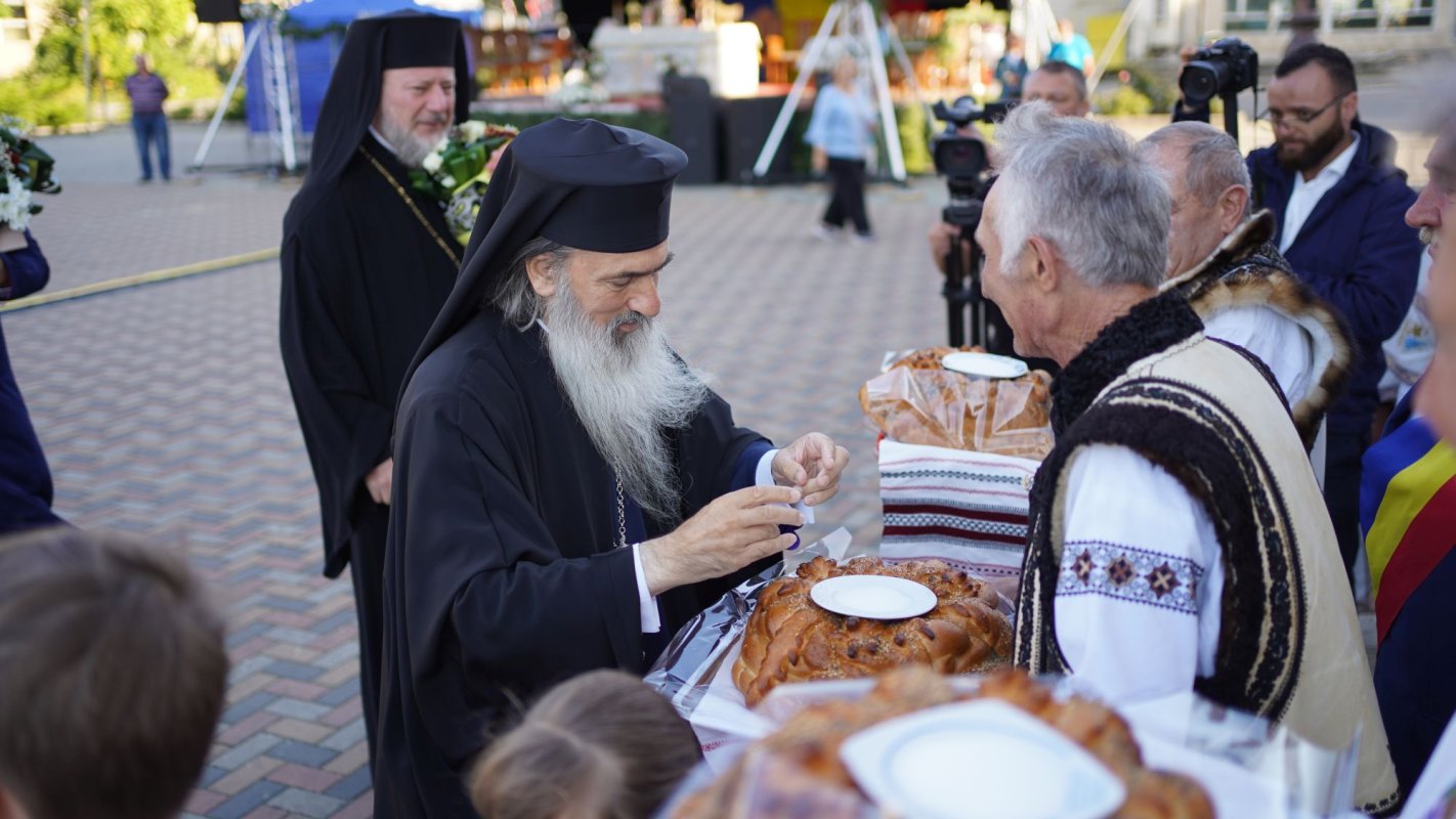 Un deceniu de la sfințirea Catedralei „Nașterea Maicii Domnului” din Gura Humorului 181397