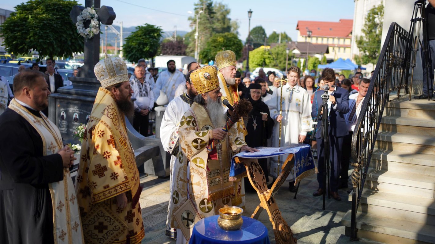 Un deceniu de la sfințirea Catedralei „Nașterea Maicii Domnului” din Gura Humorului 181400