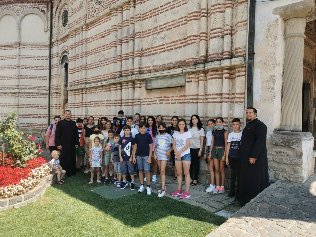 Pelerini din Ialomița la mănăstiri istorice vâlcene 181360