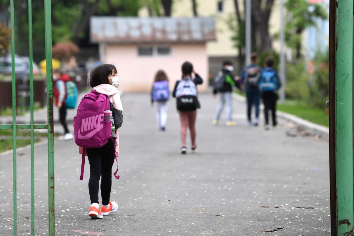 Şcoli deschise până la  o rată de infectare de  6 la mie şi măşti la interior 181599