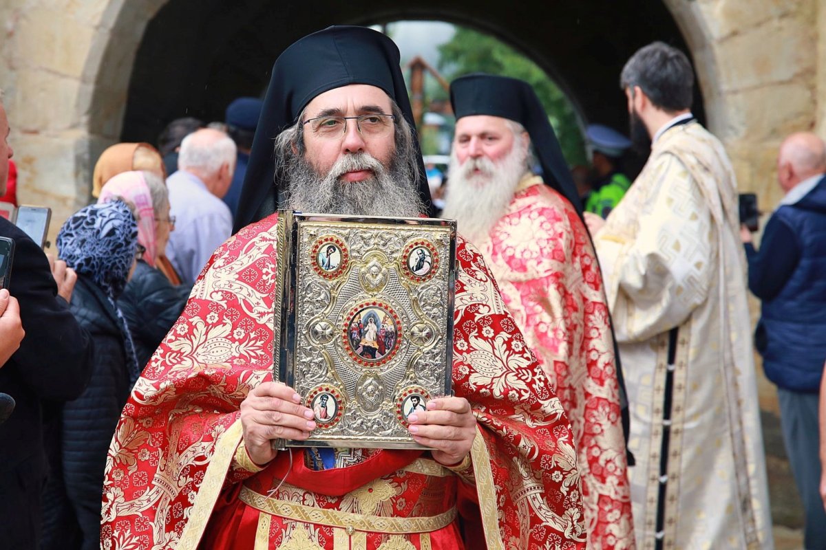 Doi ierarhi au slujit la hramul Mănăstirii Secu 182041