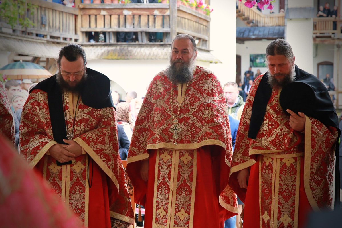 Doi ierarhi au slujit la hramul Mănăstirii Secu 182043