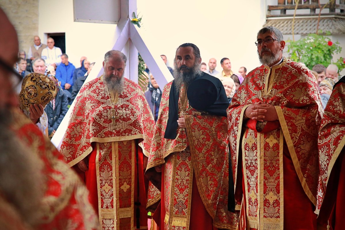 Doi ierarhi au slujit la hramul Mănăstirii Secu 182044