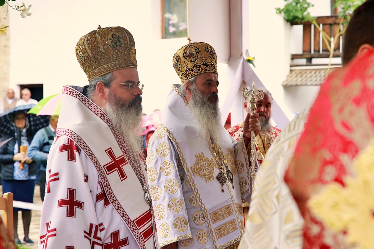 Doi ierarhi au slujit la hramul Mănăstirii Secu 182045