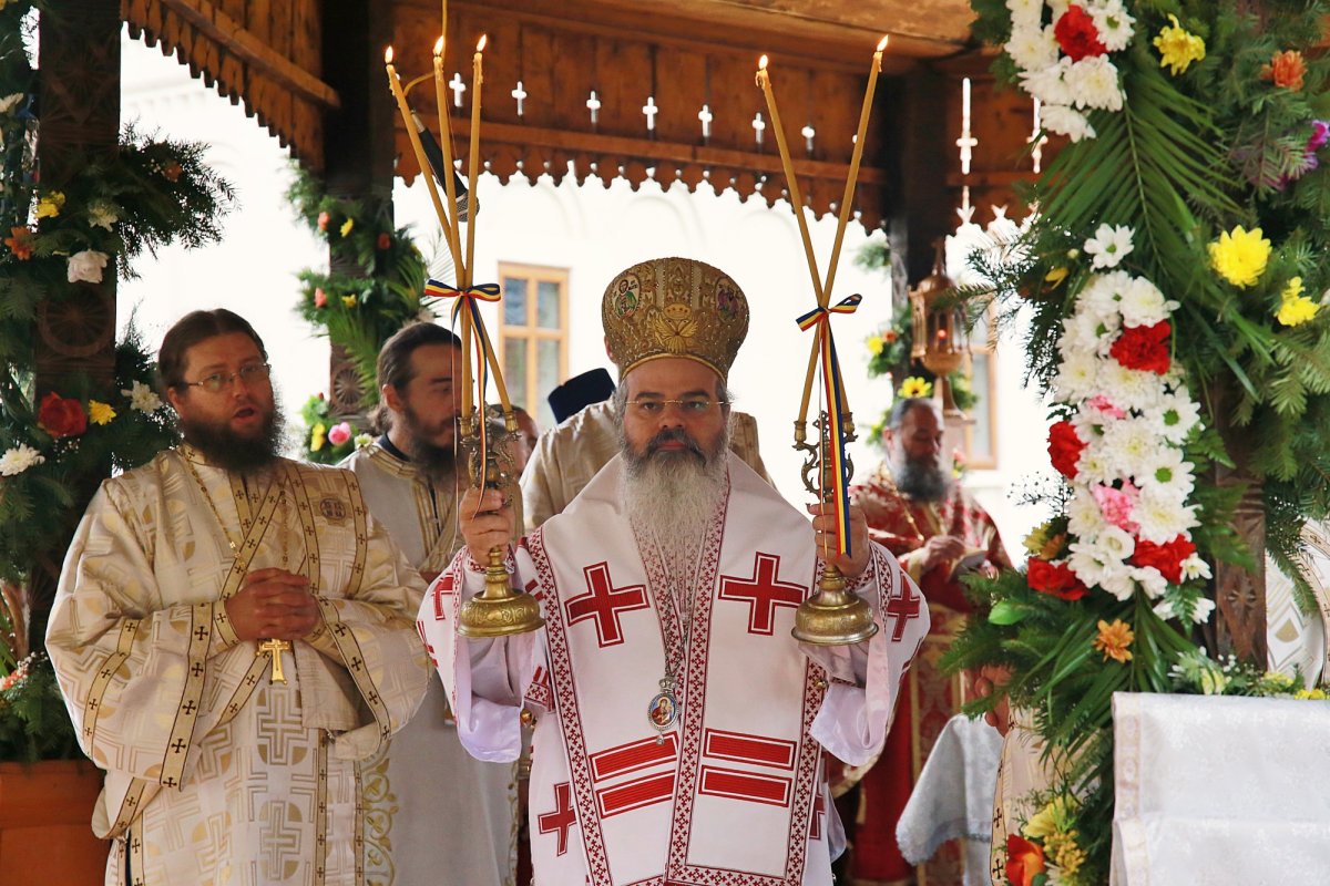 Doi ierarhi au slujit la hramul Mănăstirii Secu 182047