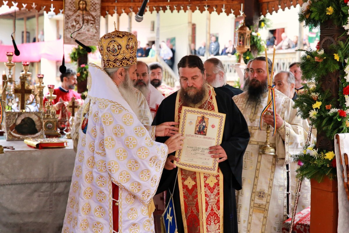 Doi ierarhi au slujit la hramul Mănăstirii Secu 182051