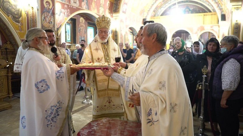 Liturghie arhierească la o veche lavră monahală din Muntenia 182208