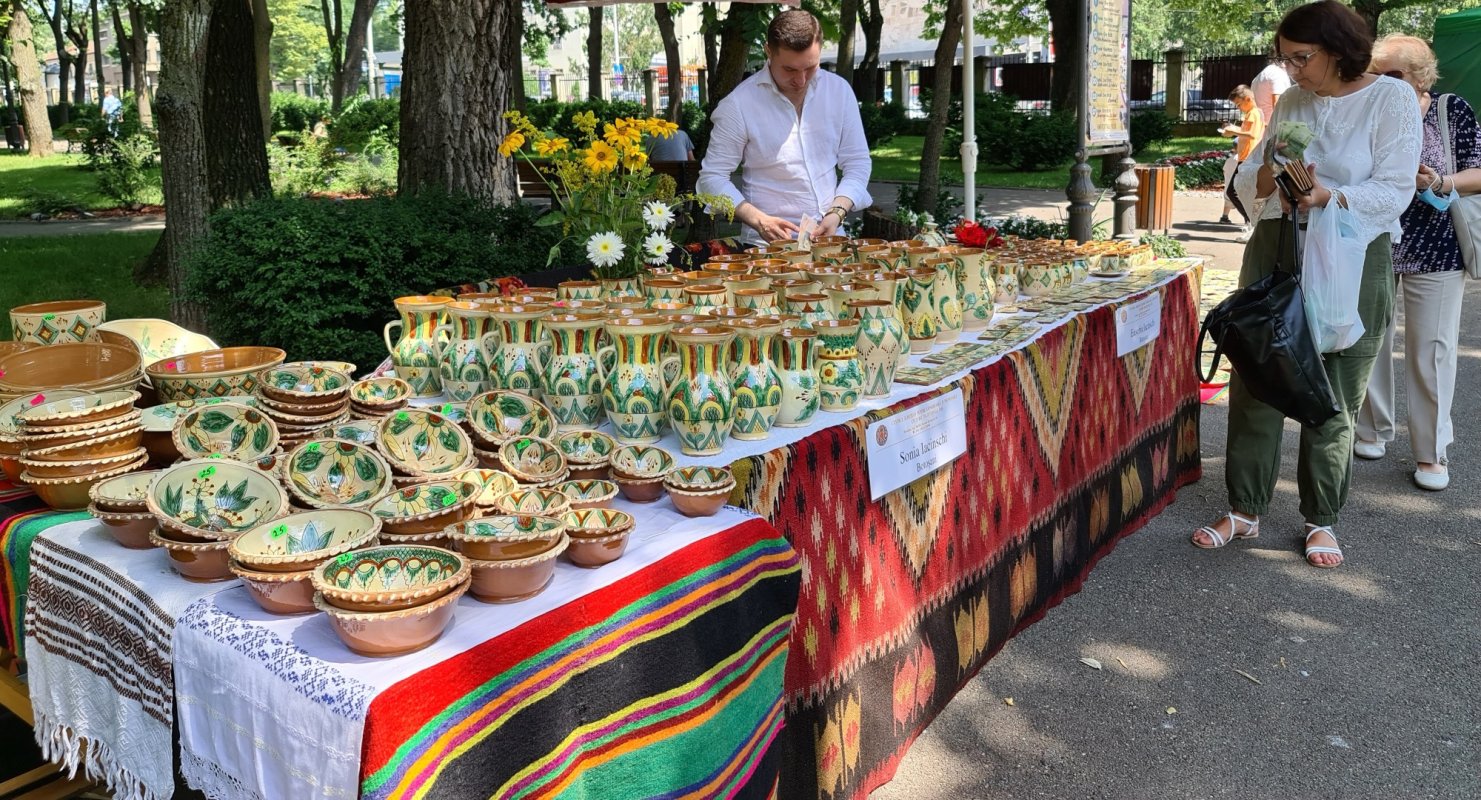 Tăcerile și chipurile fermecate ale lutului ars 182590