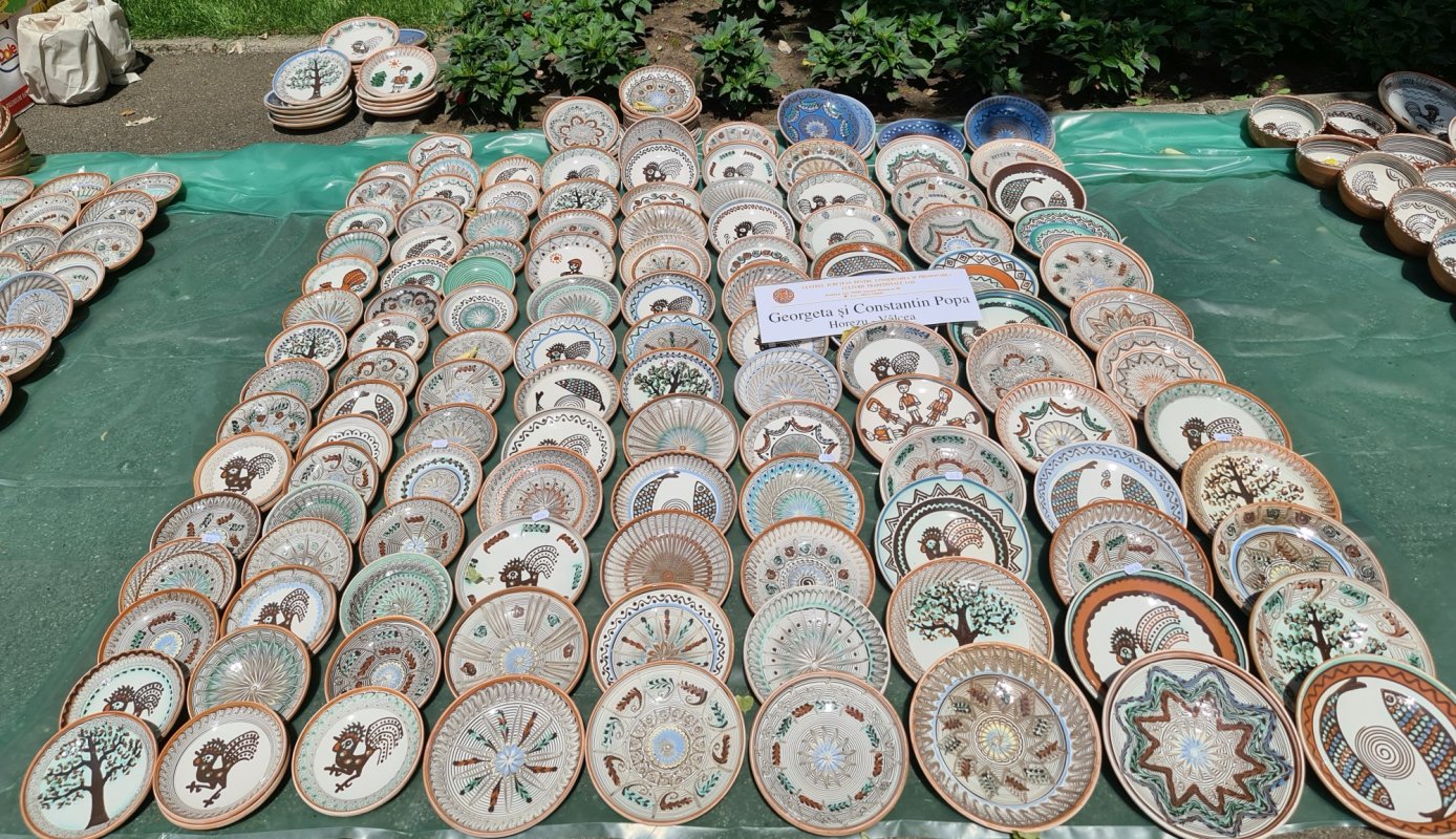 Tăcerile și chipurile fermecate ale lutului ars 182593