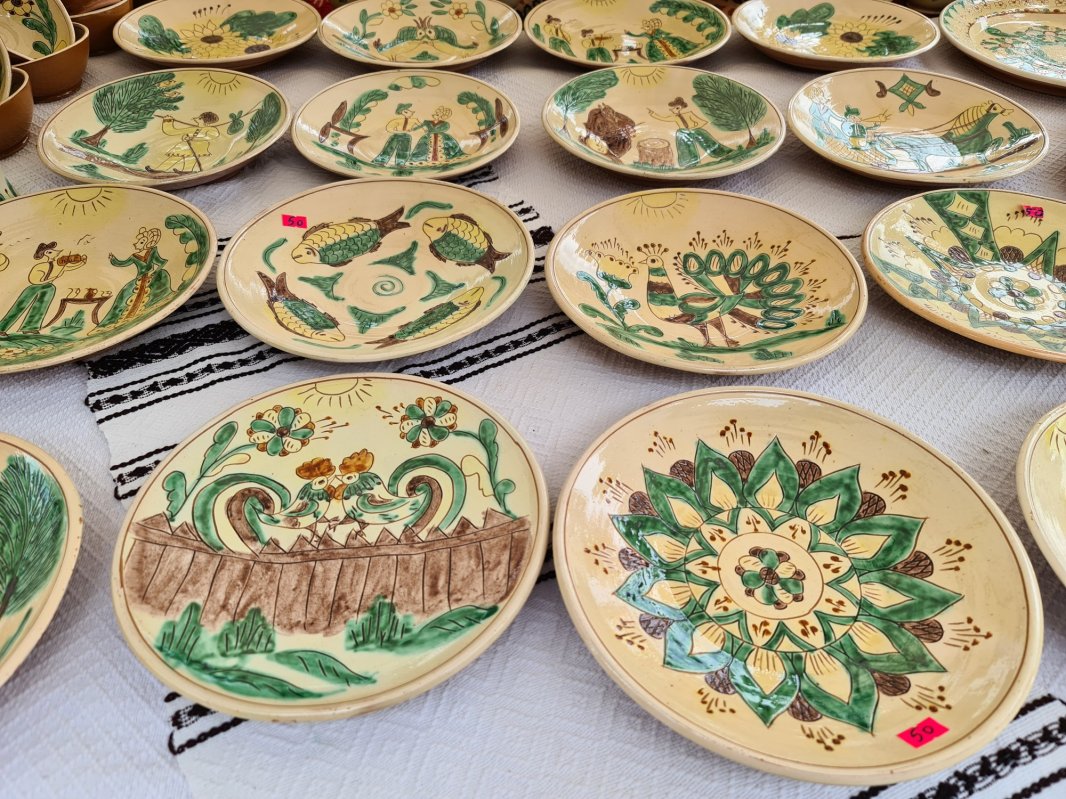 Tăcerile și chipurile fermecate ale lutului ars 182600