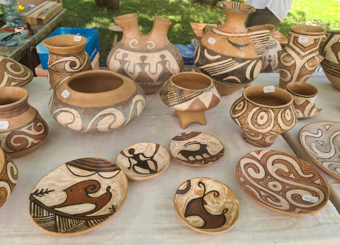 Tăcerile și chipurile fermecate ale lutului ars 182601