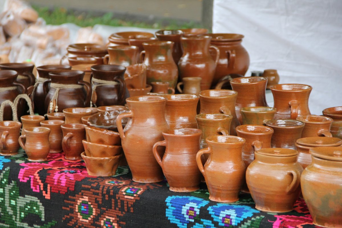 Tăcerile și chipurile fermecate ale lutului ars 182609