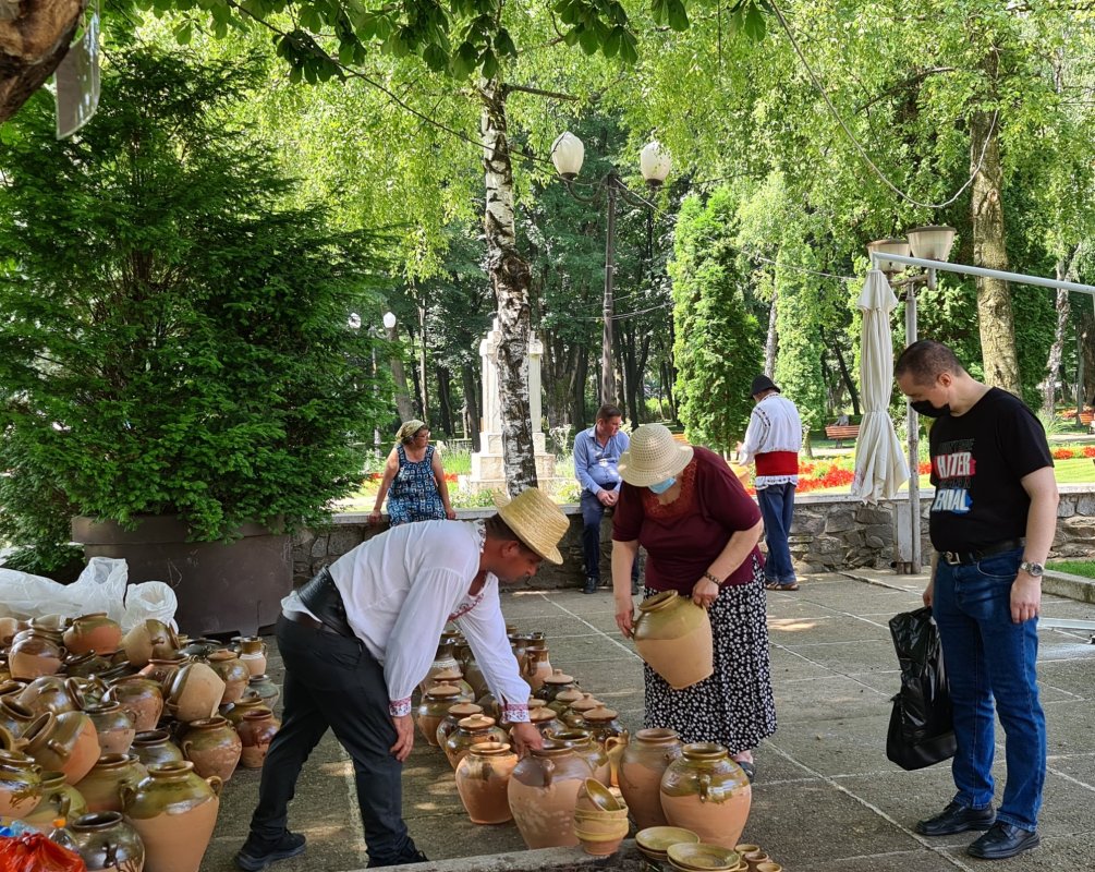 Tăcerile și chipurile fermecate ale lutului ars 182615