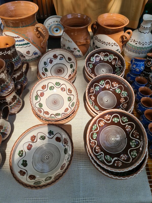 Tăcerile și chipurile fermecate ale lutului ars 182617