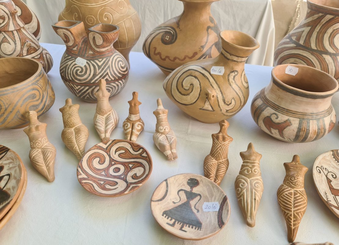 Tăcerile și chipurile fermecate ale lutului ars 182638