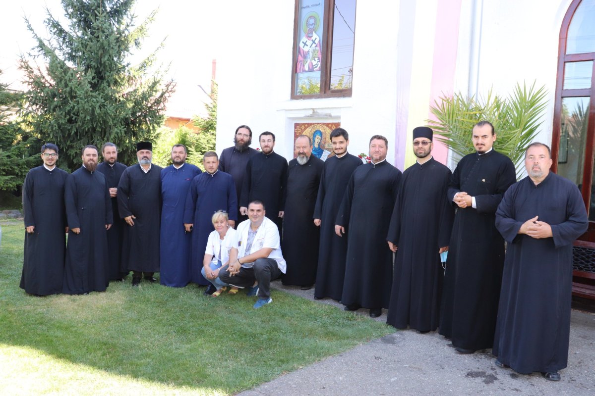 Daruri pentru 900 de persoane din 12 parohii prahovene 182669