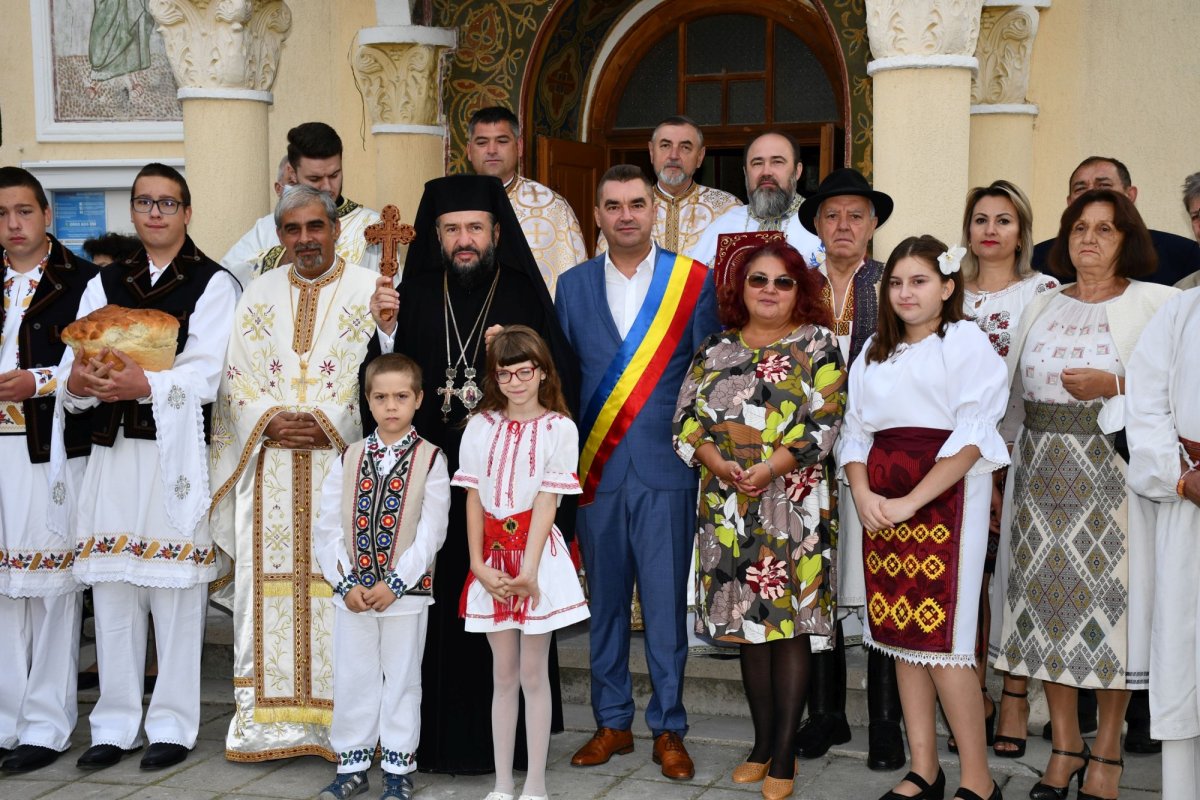 Slujire arhierească și eveniment cultural la o parohie din Bocșa 182974