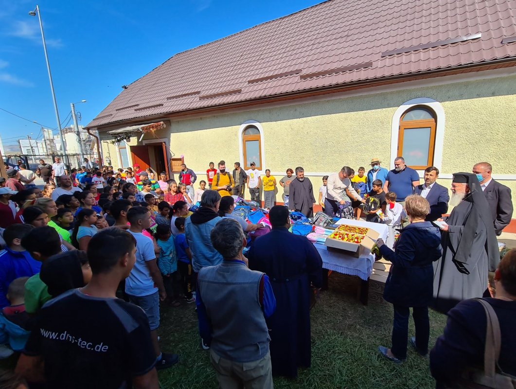 400 de ghiozdane cu rechizite pentru copiii rromi din Parohia Turda-Fabrici 183583