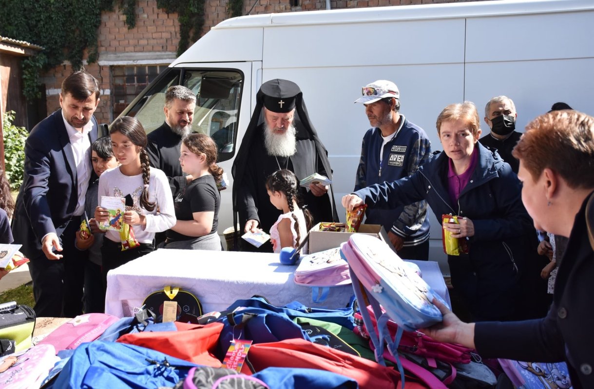 400 de ghiozdane cu rechizite pentru copiii rromi din Parohia Turda-Fabrici 183585