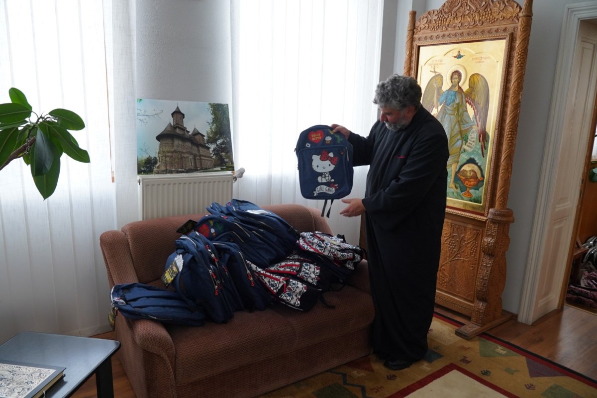 Arhiepiscopia Dunării de Jos oferă rechizite şcolare pentru 4.000 de copii 183956