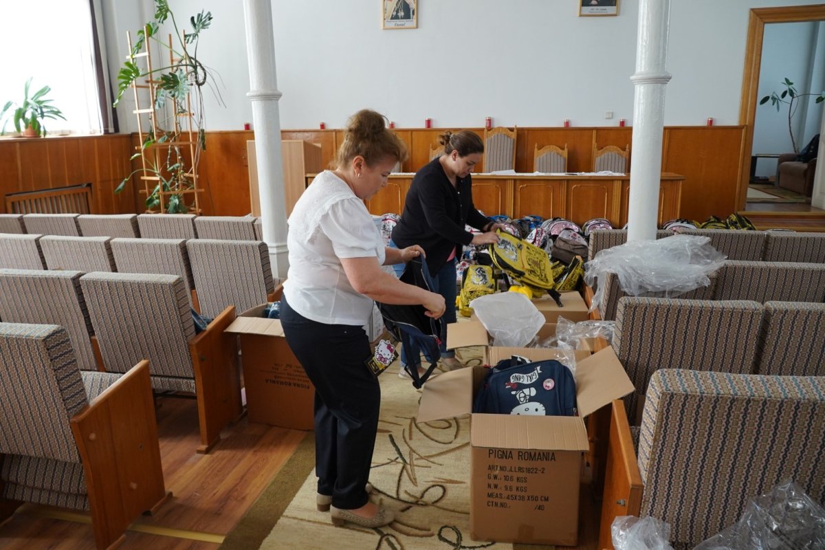 Arhiepiscopia Dunării de Jos oferă rechizite şcolare pentru 4.000 de copii 183957
