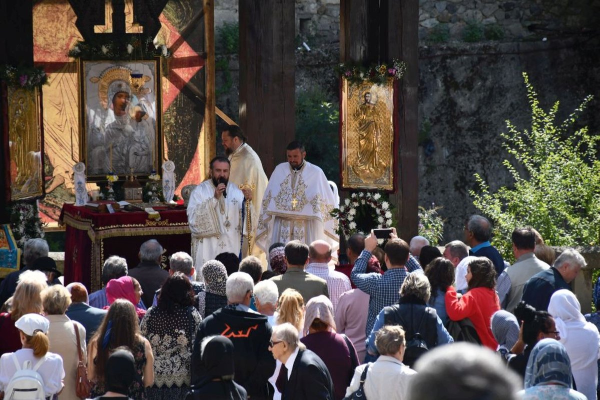 Așezământul monahal din Băile Herculane și-a sărbătorit hramul 184003