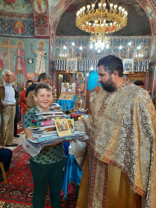 Ghiozdane pentru elevii unei parohii prahovene 183953