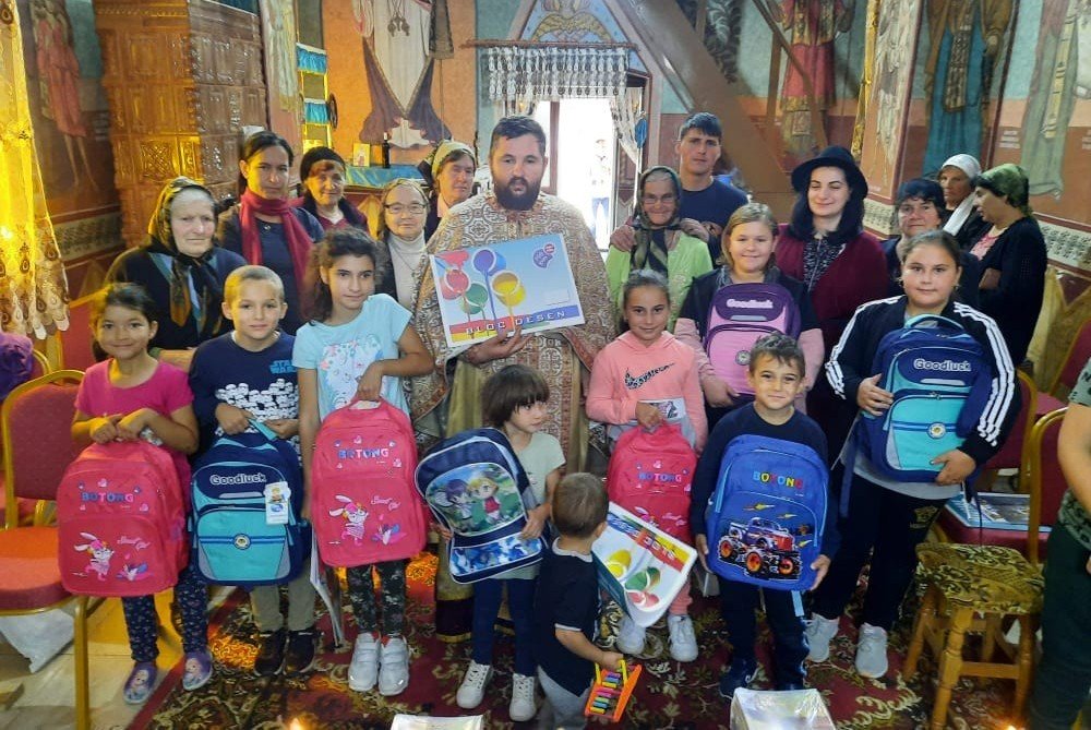 Ghiozdane pentru elevii unei parohii prahovene 183954