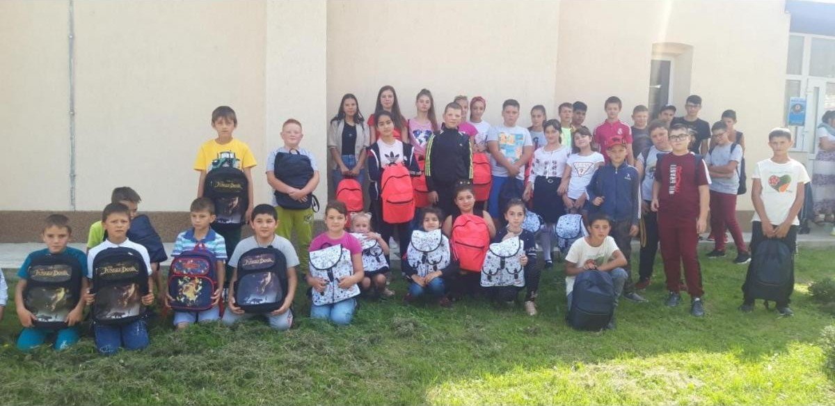 1.500 de copii au început școala cu ghiozdane și rechizite noi oferite de Episcopia Hușilor 184063