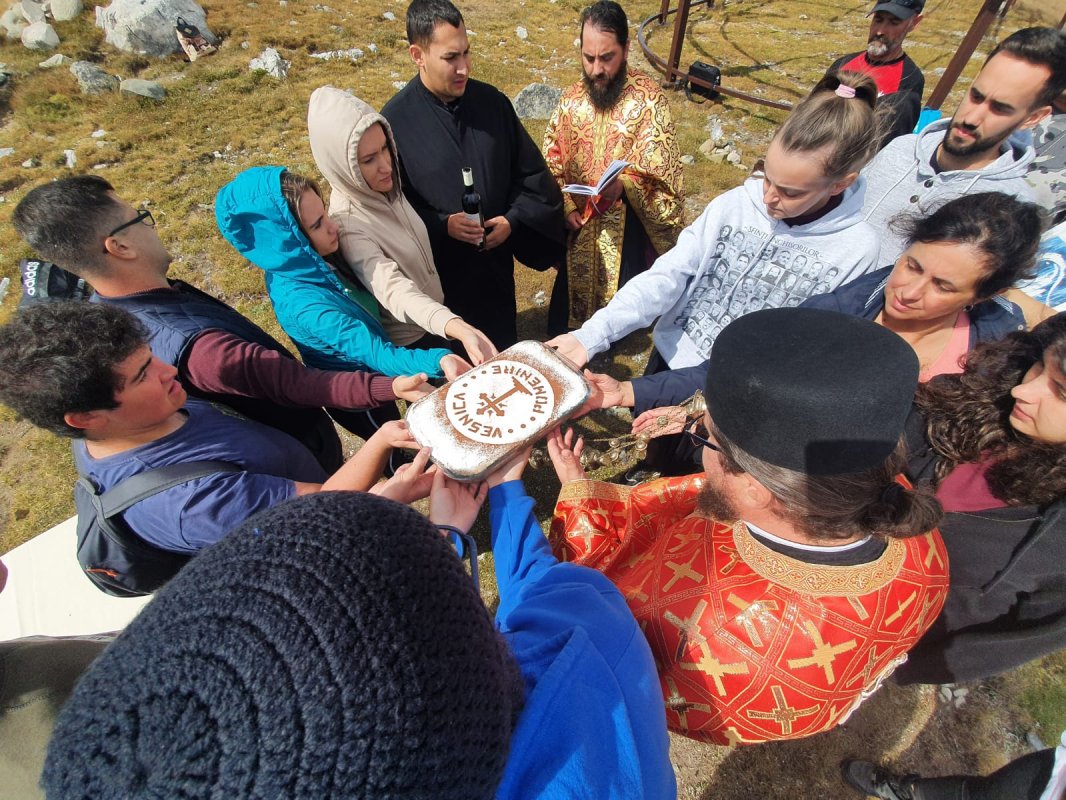 Cinstirea Sfintei Cruci prin Liturghie arhierească la Mănăstirea Caraiman 184184