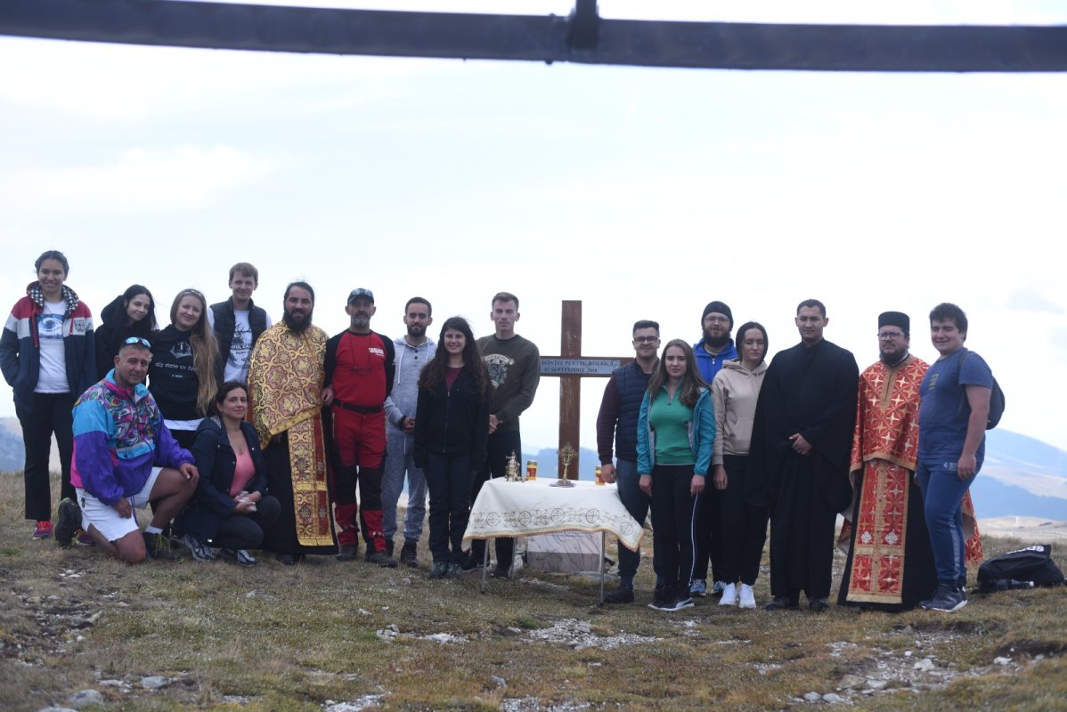 Cinstirea Sfintei Cruci prin Liturghie arhierească la Mănăstirea Caraiman 184185